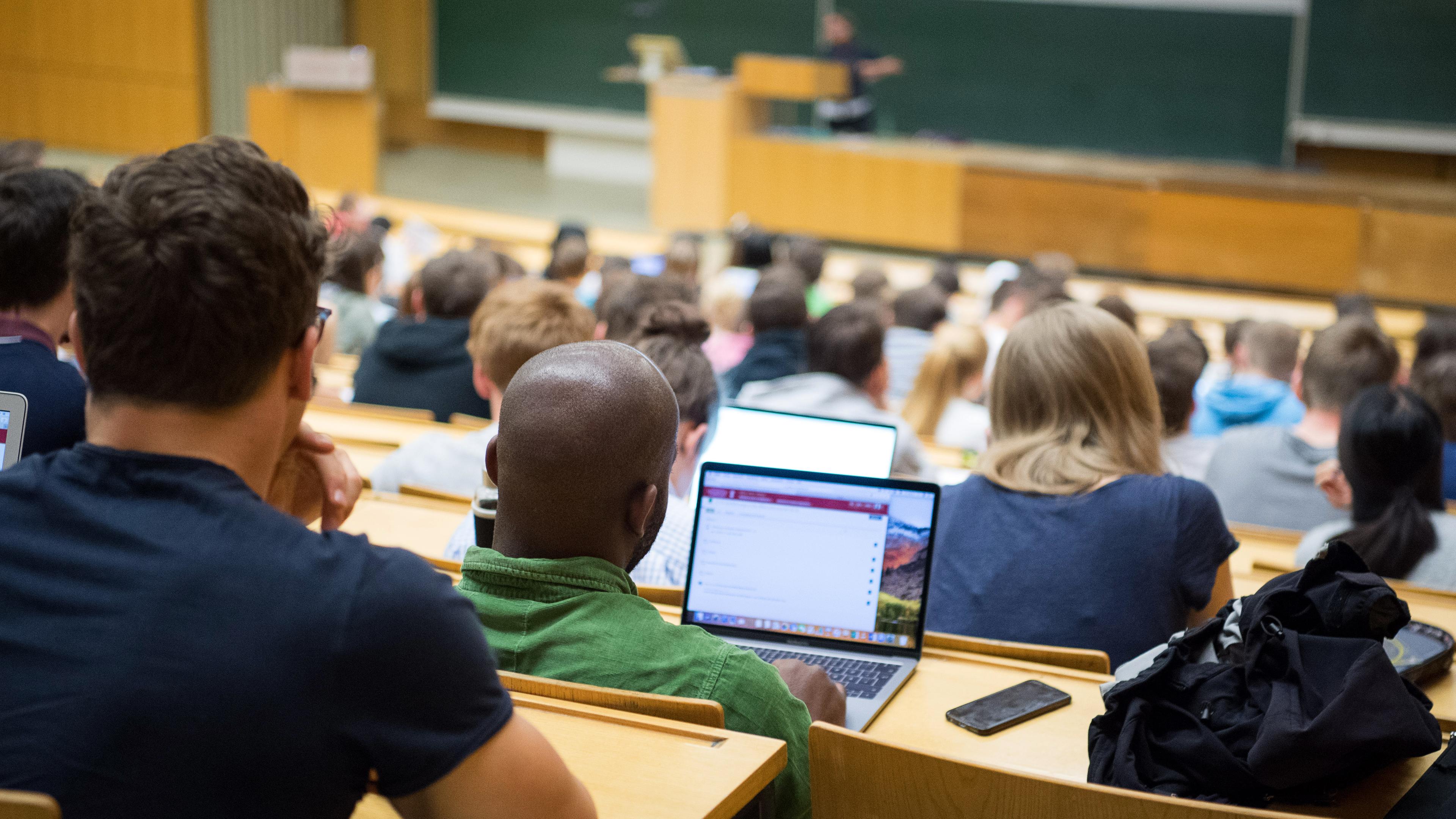 Archiv: Studierende sitzen mit Laptops in einer Vorlesung, aufgenommen am 17.04.2018 in Tübingen