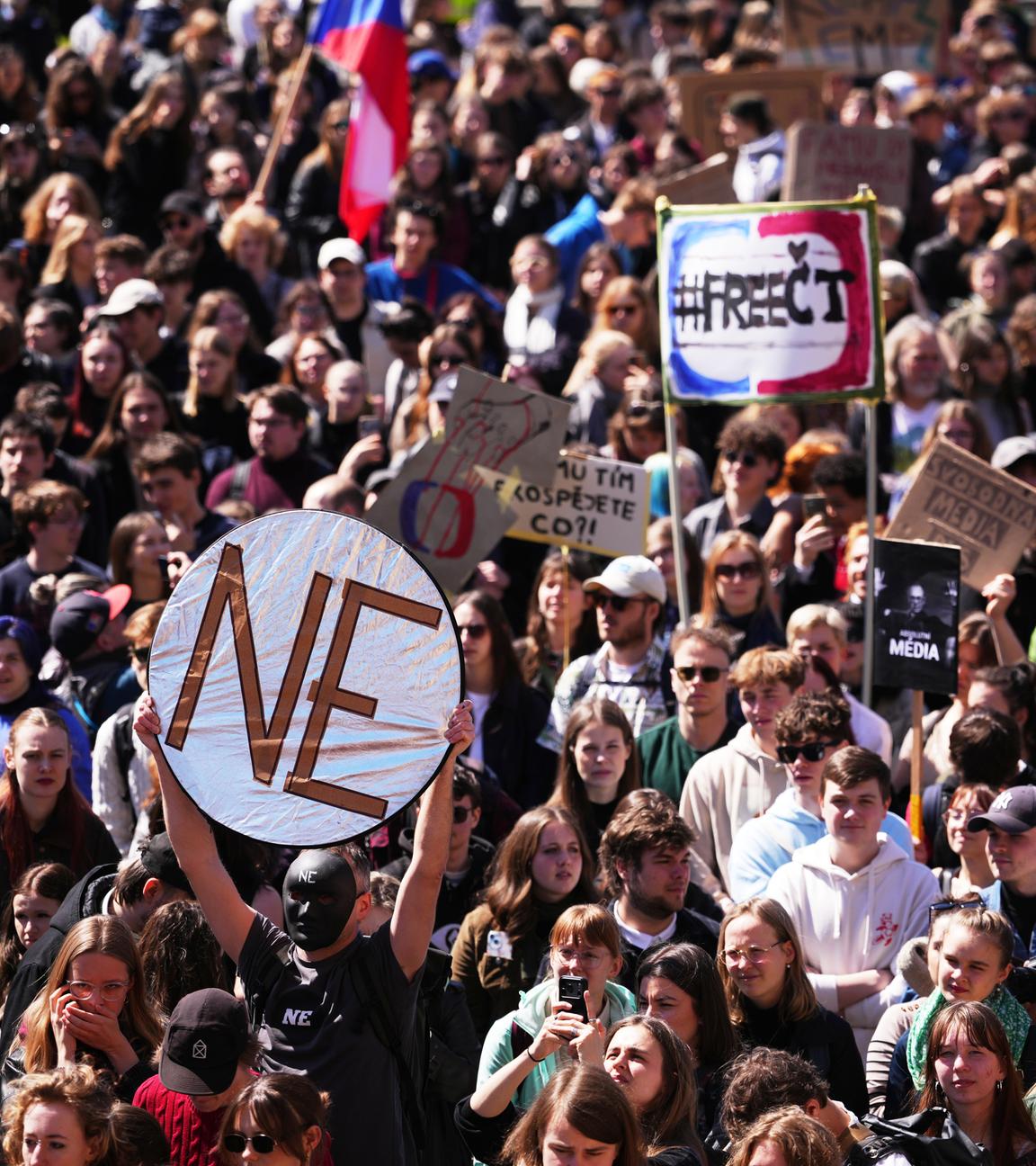 Tausende von Studenten nehmen an einer Demonstration zur Unterstützung der öffentlichen Medien in der tschechischen Hauptstadt teil.