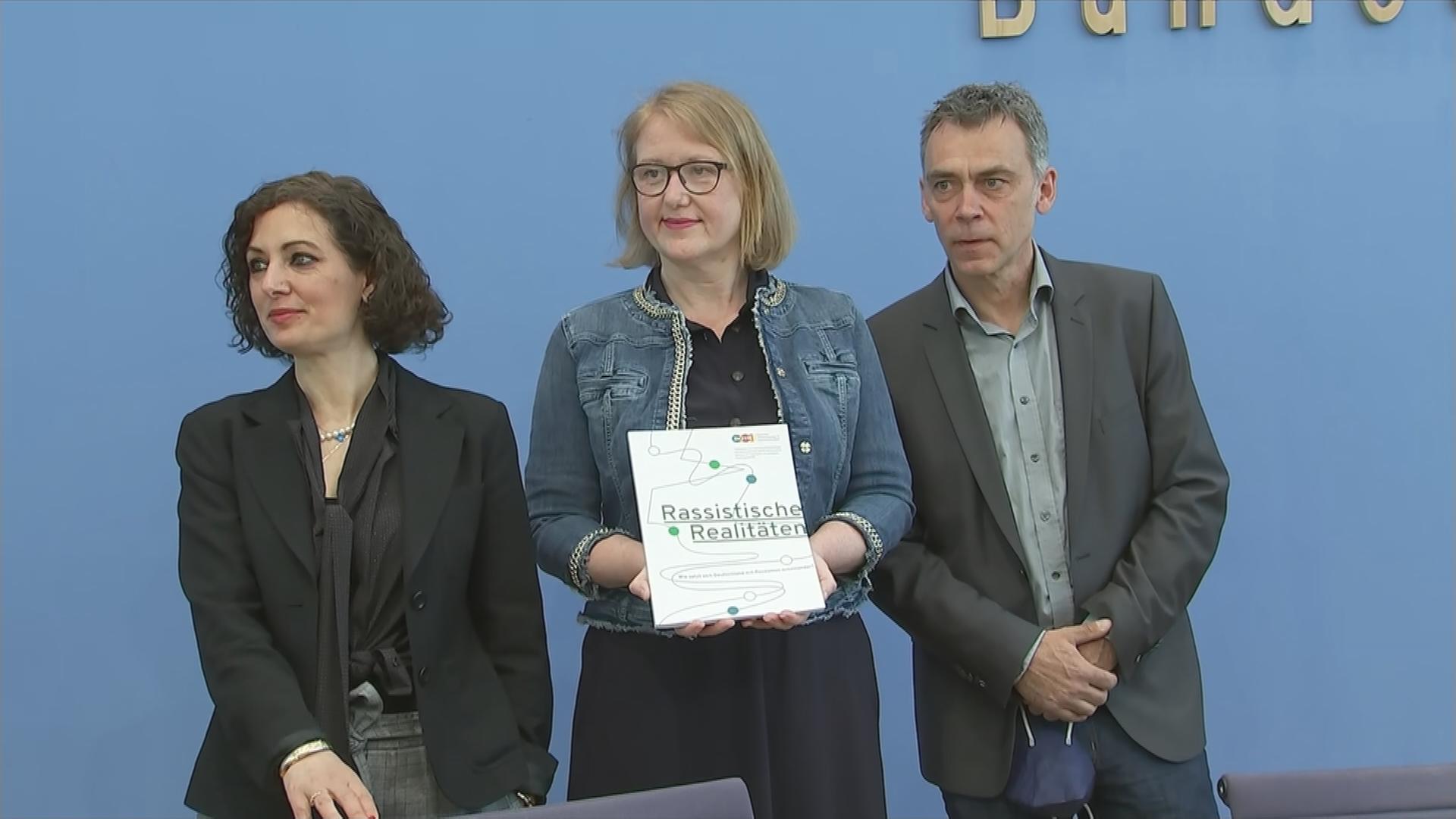 Bundesfamilienministerin Lisa Paus stellt die neue Studie vor.