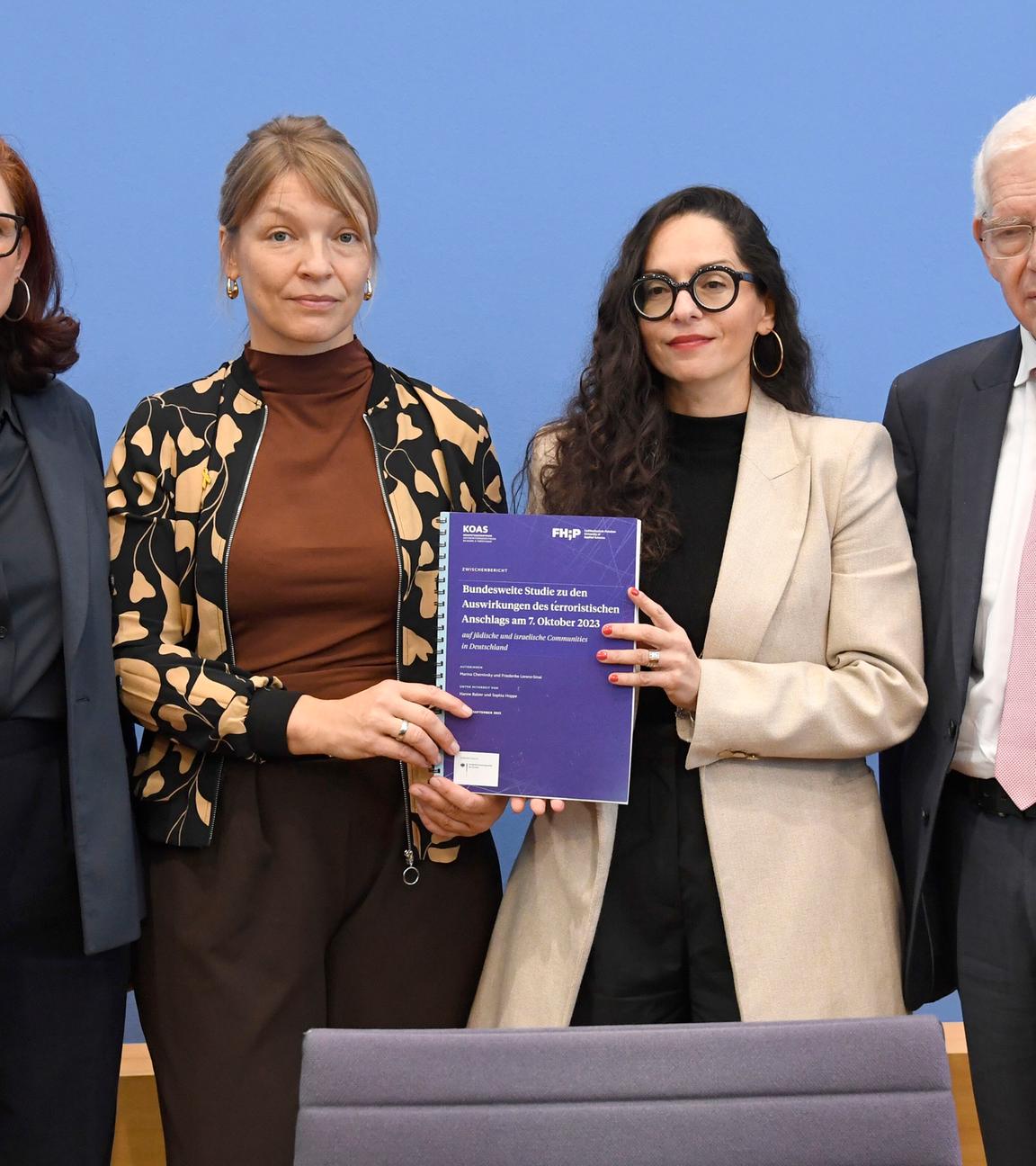 Ferda Ataman, Friederike Lorenz-Sinai, Marina Chernivsky und osef Schuster bei der Bundespressekonferenz zu den Ergebnissen des Forschungsprojekts Antisemitismus in Deutschland - Auswirkungen des 7. Oktober 2023 im Haus der Bundespressekonferenz.