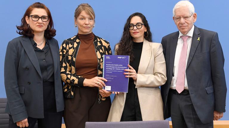 Ferda Ataman, Friederike Lorenz-Sinai, Marina Chernivsky und osef Schuster bei der Bundespressekonferenz zu den Ergebnissen des Forschungsprojekts Antisemitismus in Deutschland - Auswirkungen des 7. Oktober 2023 im Haus der Bundespressekonferenz.
