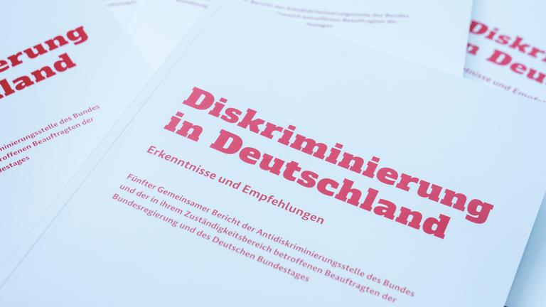 roschüren mit dem Titel «Diskriminierung in Deutschland»