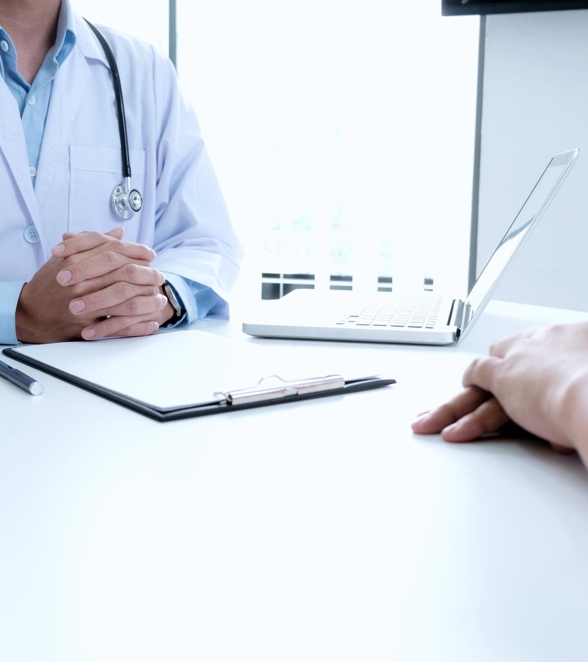 Ein Arztgespräch im Krankenhaus ist zu sehen.