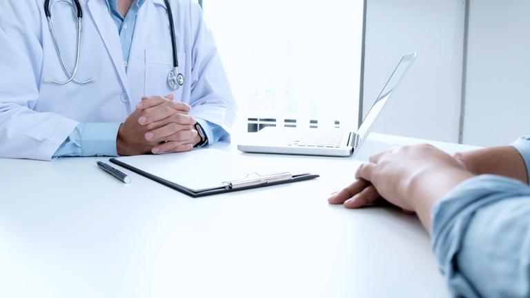 Ein Arztgespräch im Krankenhaus ist zu sehen.