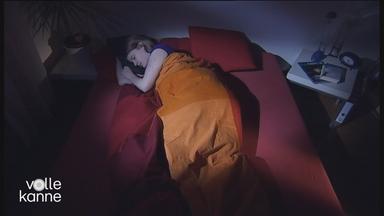 Frau liegt im Bett und versucht zu schlafen.