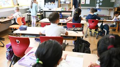 Schüler einer Grundschule sitzen in einer Schulstunde in ihrem Klassenzimmer.