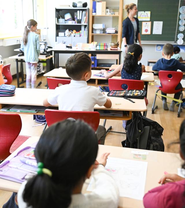 Schüler einer Grundschule sitzen in einer Schulstunde in ihrem Klassenzimmer.