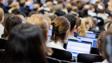 Studierende sitzen in einem Hörsaal