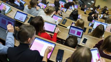 Studenten der Humanmedizin sitzen in einer Vorlesung im Anatomie-Hörsaal an der Medizinischen Fakultät der Universität Leipzig.