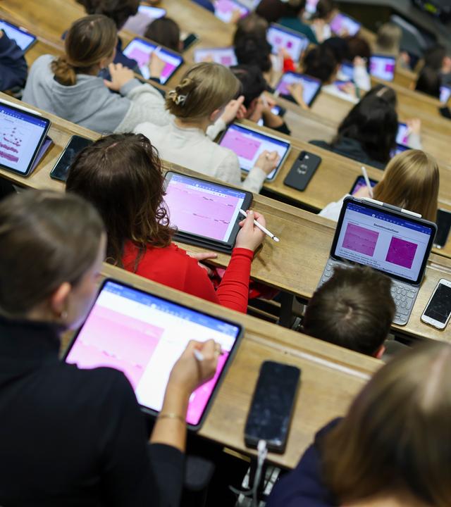 Studenten der Humanmedizin sitzen in einer Vorlesung im Anatomie-Hörsaal an der Medizinischen Fakultät der Universität Leipzig.