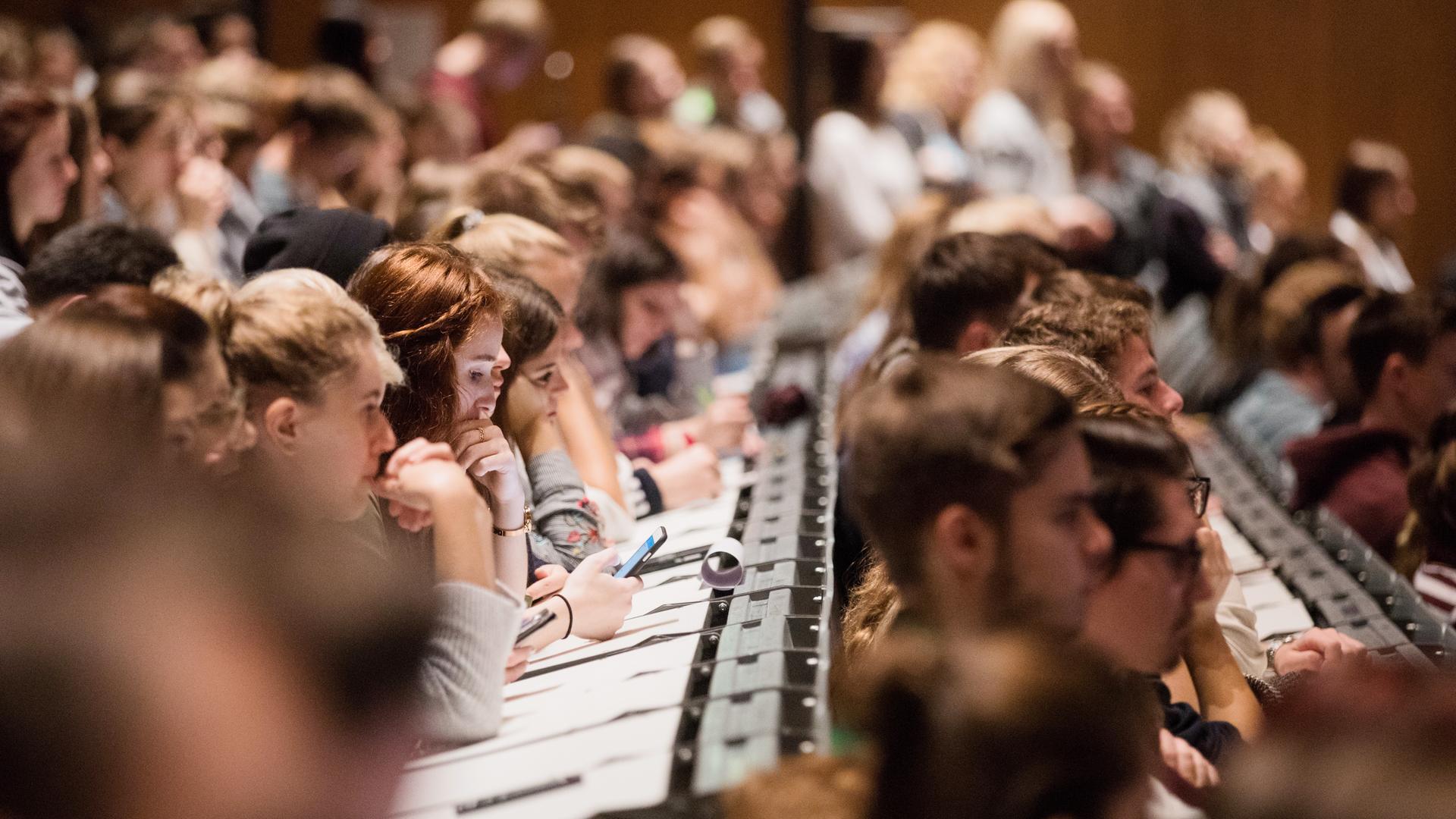 Studierende in einem Hörsaal
