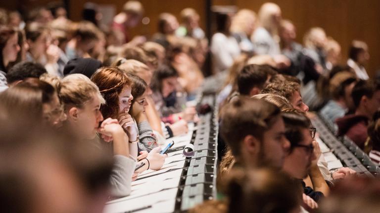Studierende in einem Hörsaal