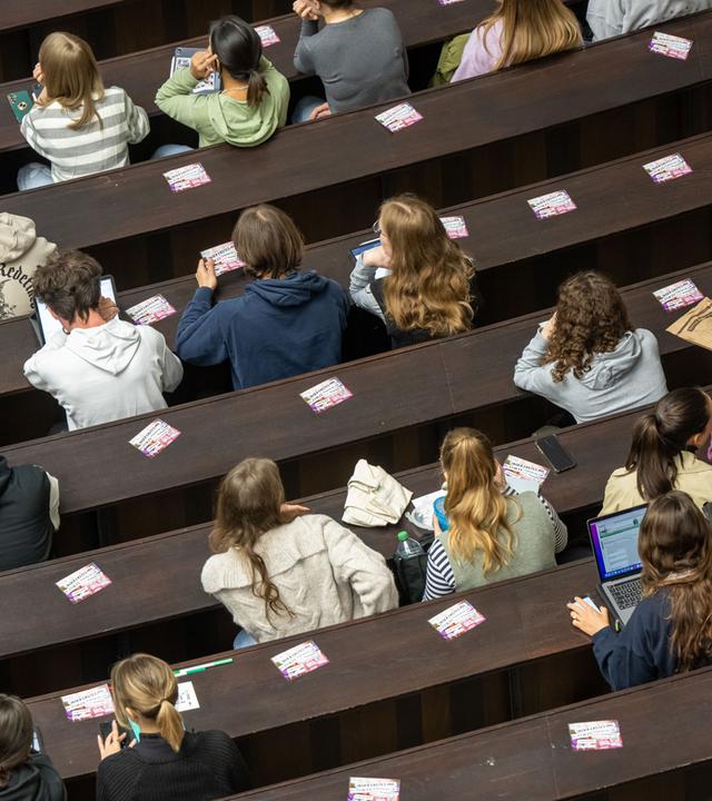 Bayern, München: Studenten nehmen an der Einführungveranstaltung im Audimax der Ludwig-Maximilians-Universität teil. Archivbild
