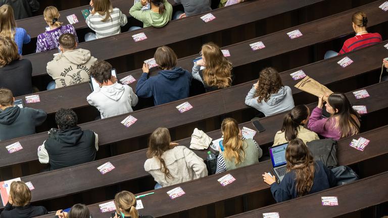 Bayern, München: Studenten nehmen an der Einführungveranstaltung im Audimax der Ludwig-Maximilians-Universität teil. Archivbild
