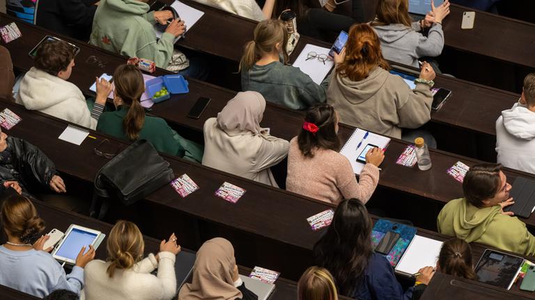 Archiv: Studierende nehmen an der Einführungveranstaltung im Audimax der Ludwig-Maximilians-Universität (LMU) teil, am 16.10.202 in München