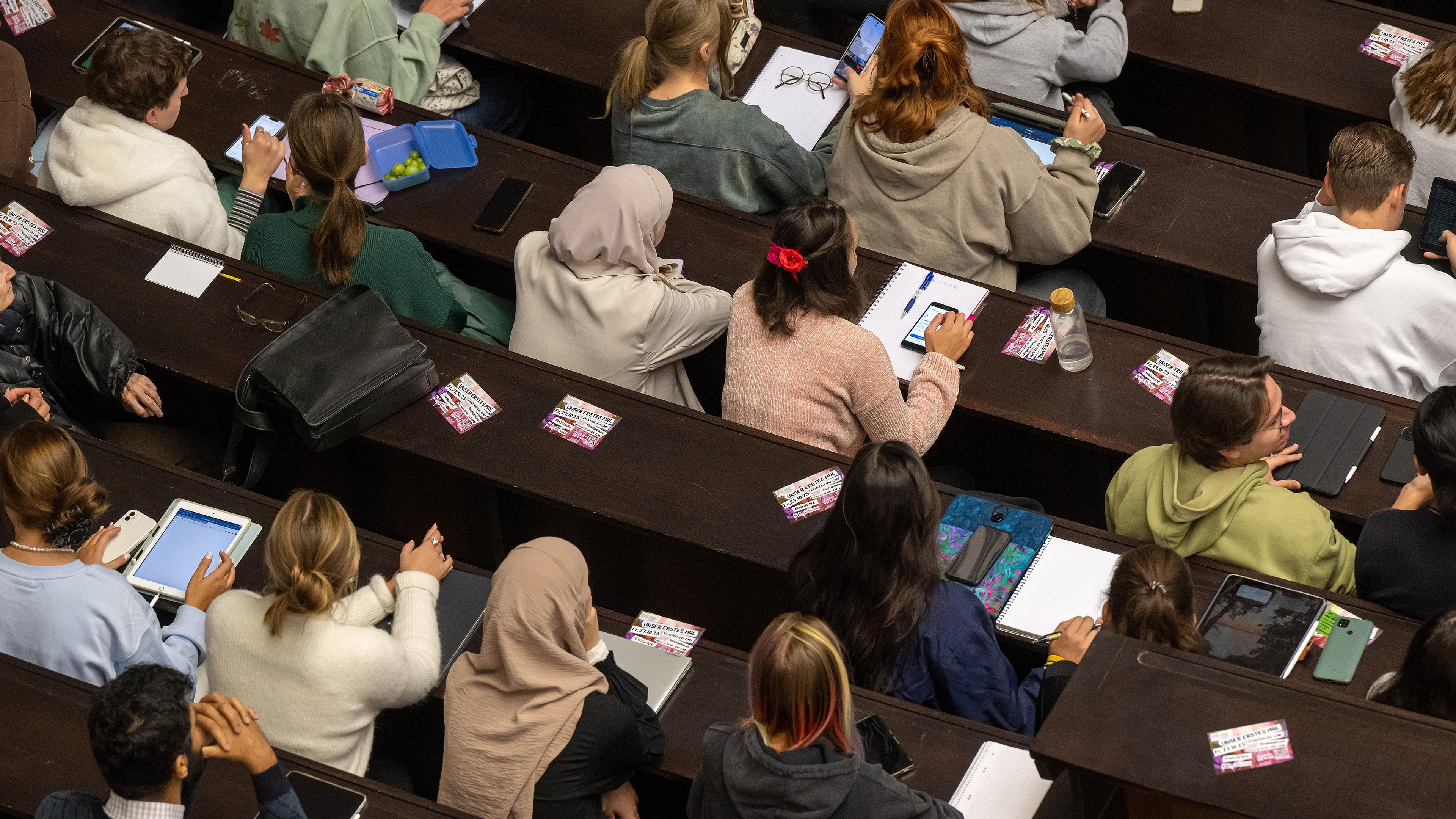 Studierende im Hörsaal, aufgenommen am 16.10.2023 in München