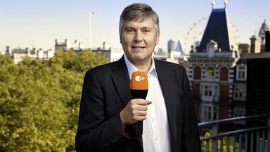 Porträt ZDF-Korrespondent Andreas Stamm mit ZDF-Mikrofon in London 2018