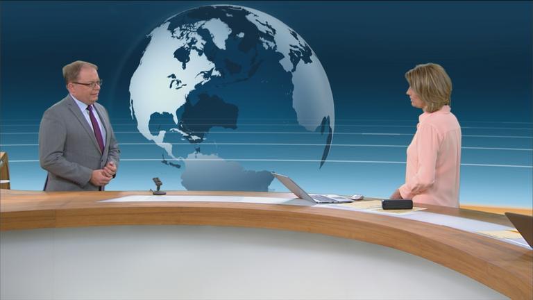 Marietta Slomka und Jürgen Erbacher sind im Studiogespräch im heute journal zu sehen. 