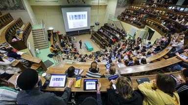 Studenten der Humanmedizin sitzen in einer Vorlesung im Anatomie-Hörsaal an der Medizinischen Fakultät der Universität Leipzig.
