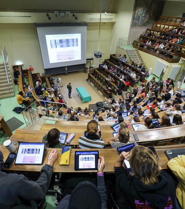 Studenten der Humanmedizin sitzen in einer Vorlesung im Anatomie-Hörsaal an der Medizinischen Fakultät der Universität Leipzig.