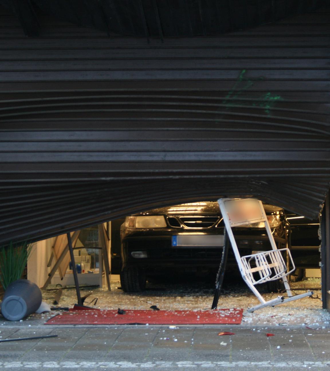 Einbrecher-Auto kracht in Juwellierlladen