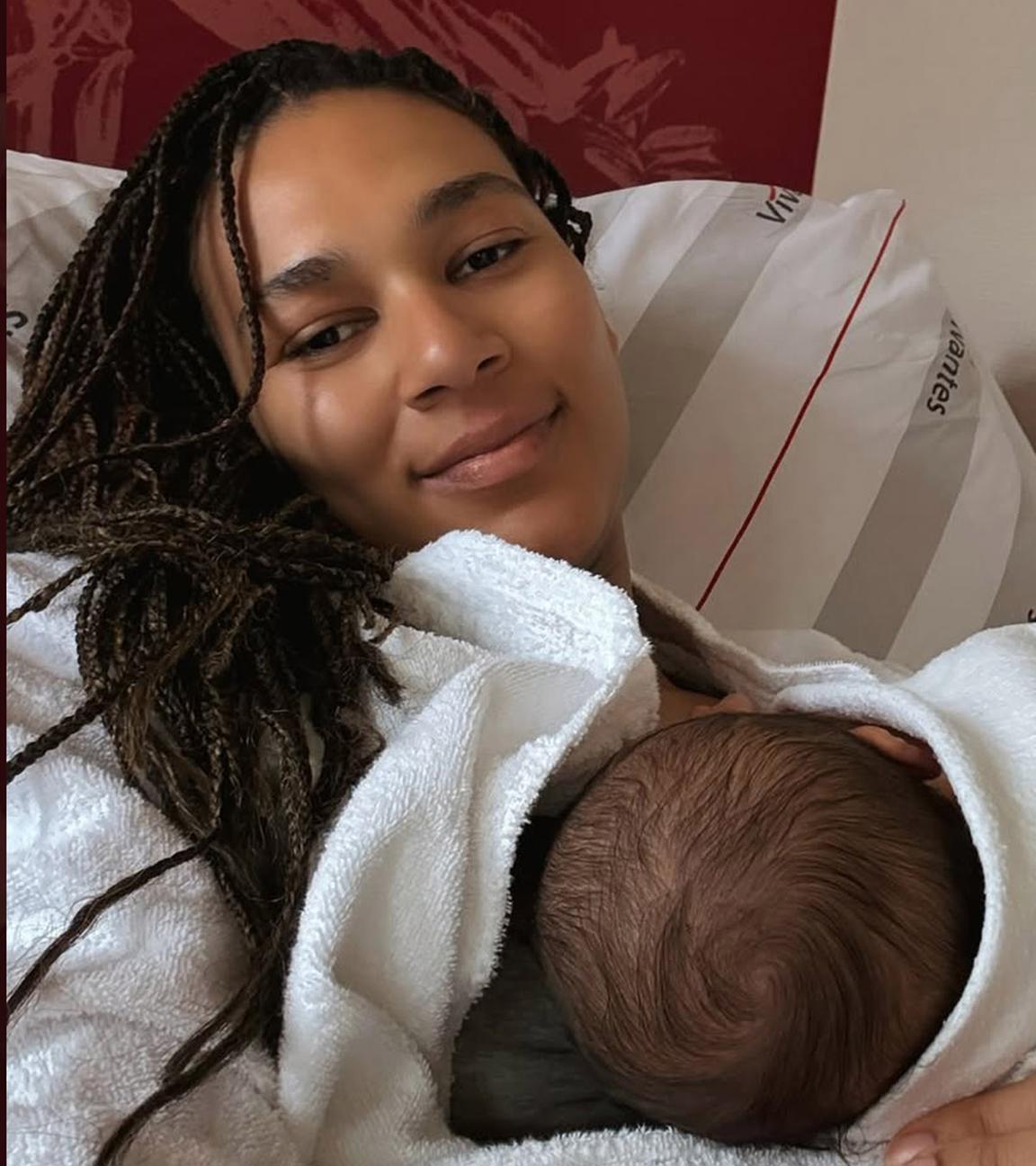 Marie Mouroum unmittelbar nach der Geburt mit ihrem Kind 