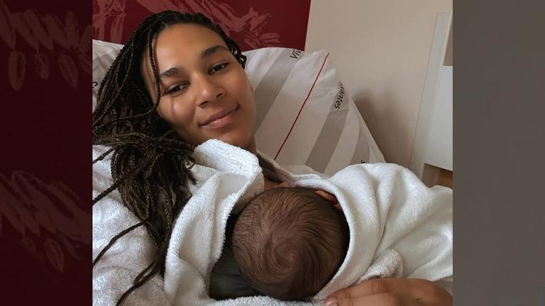 Marie Mouroum unmittelbar nach der Geburt mit ihrem Kind 