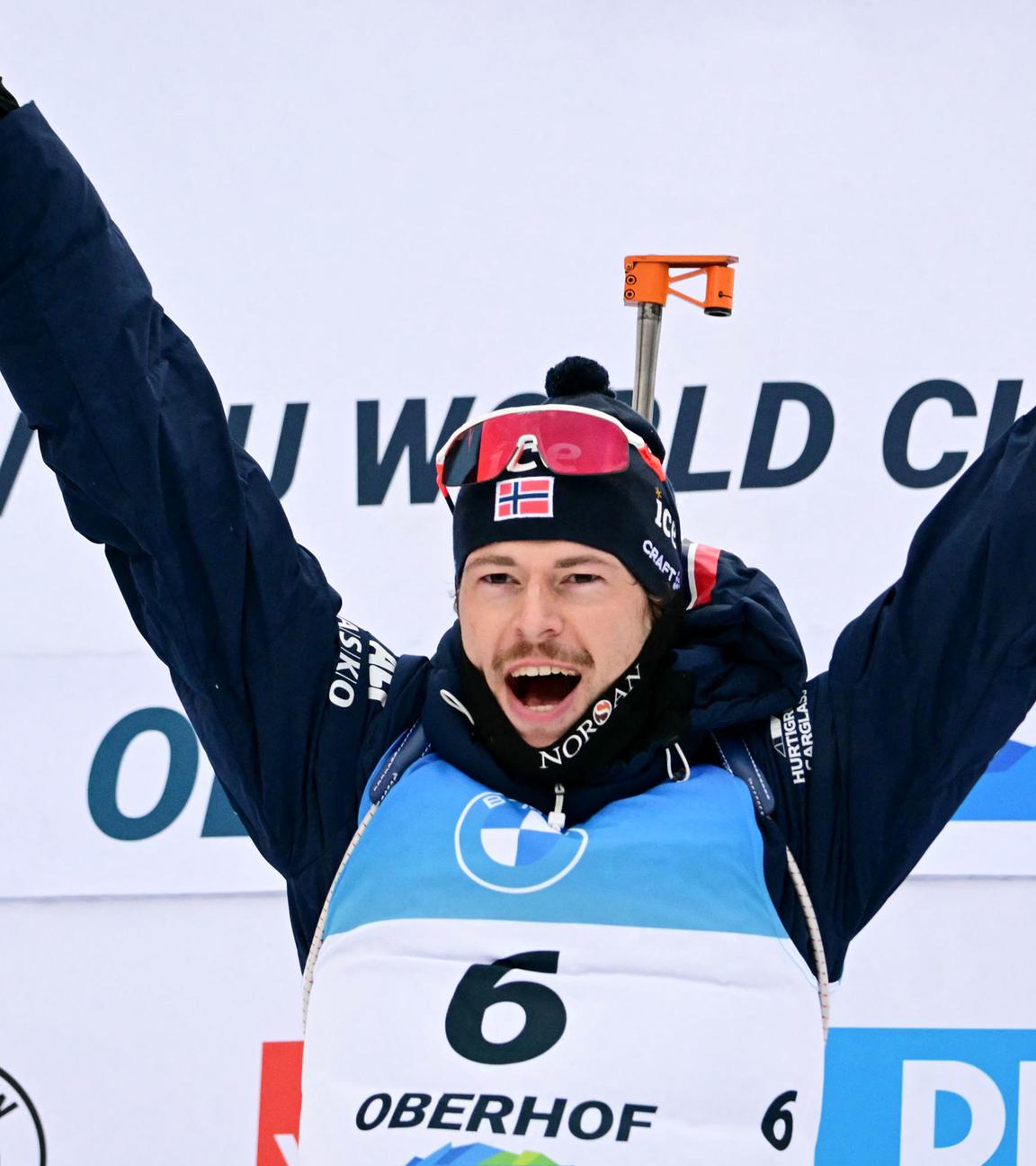 Der Norwegische Biathlet Sturla Holm Laegreid feiert seinen Sieg während des Weltcups 2025.