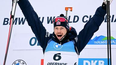 Der Norwegische Biathlet Sturla Holm Laegreid feiert seinen Sieg während des Weltcups 2025.
