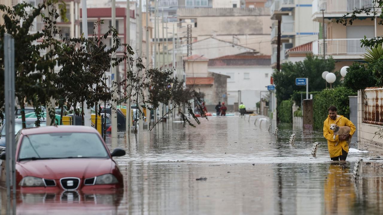 Tote bei Unwetter an Mittelmeerküste - Valencia unter Wasser