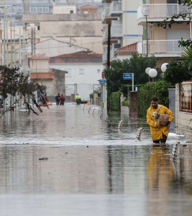 Spanien, Valencia: Überschwemmte Straßen in Guardamar de la Safor nach Sturm "Adam"