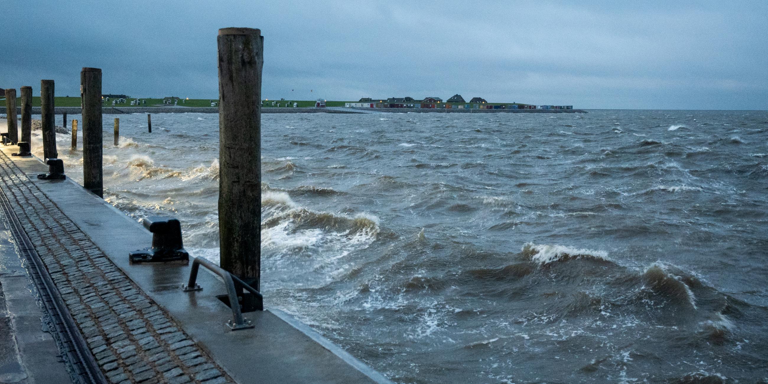 Stürmisches Wetter im Norden: Wellen sind auf der Nordsee bei Dagebüll zu sehen.