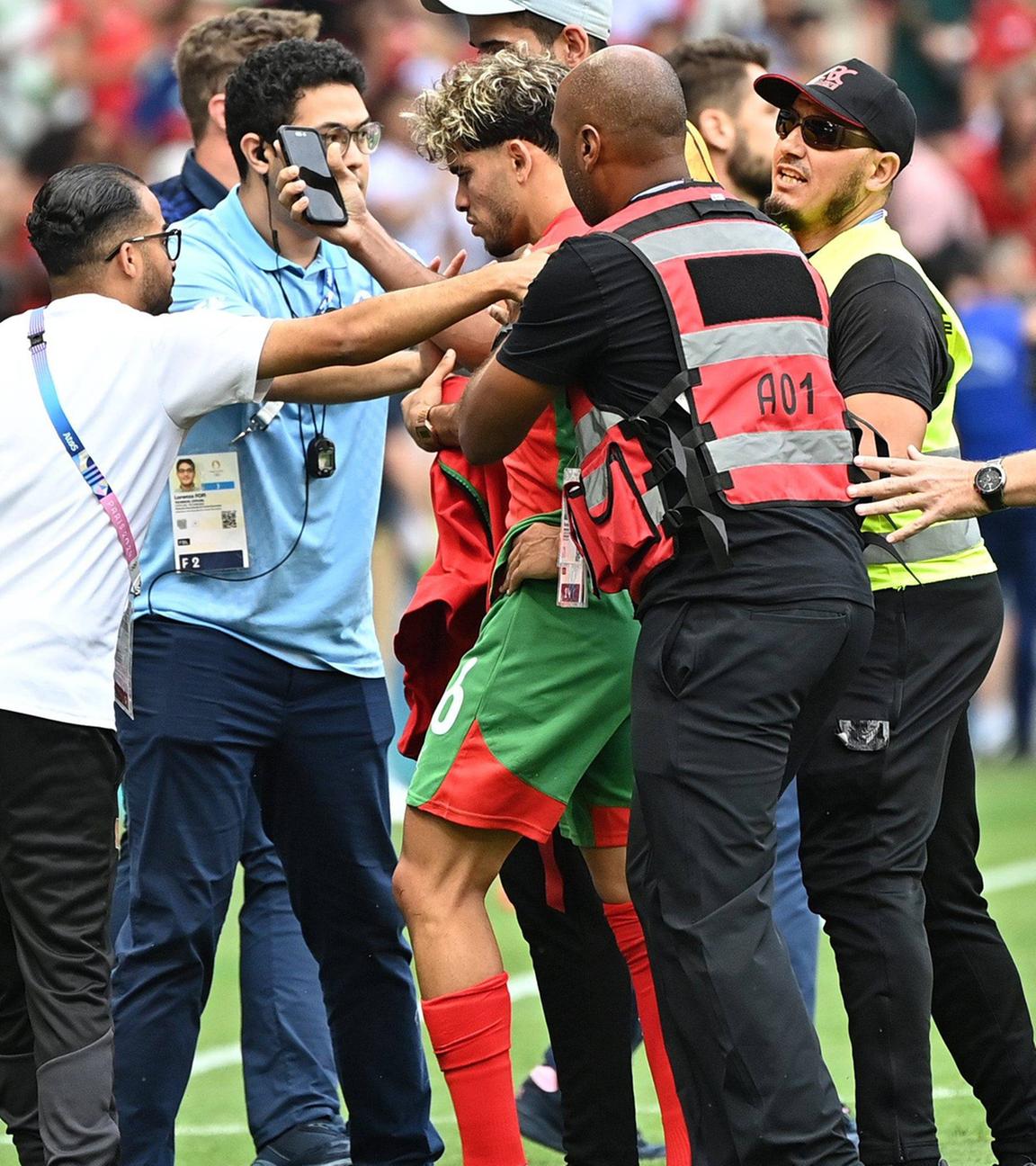 Die argentinischen Spieler werden von Gegenständen getroffen.