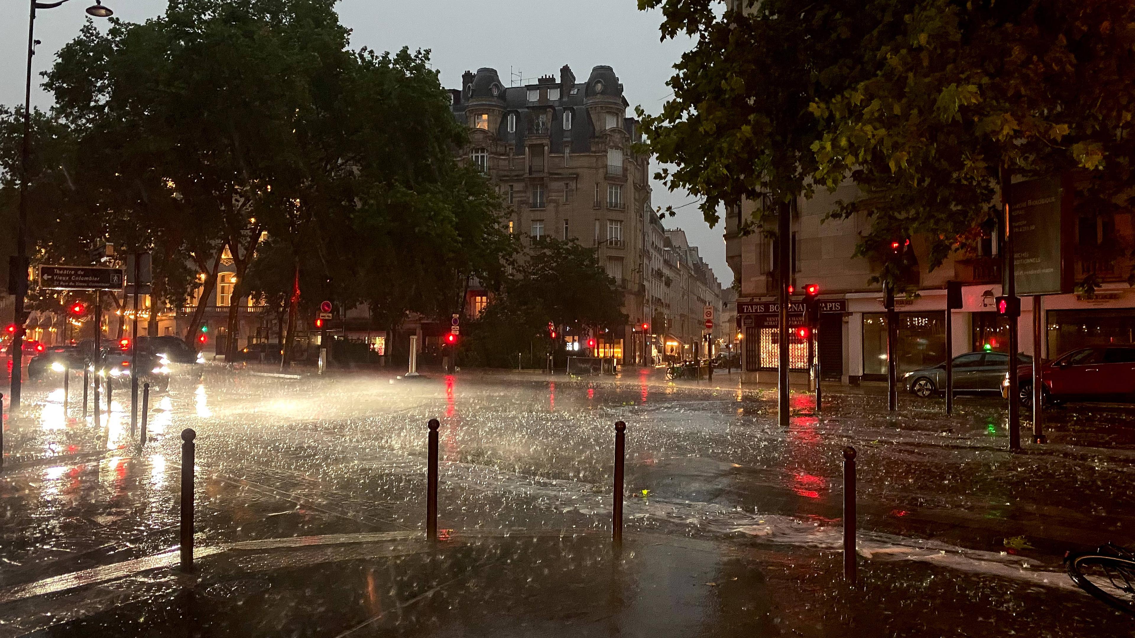Paris, Frankreich: Viel Regen fällt auf eine Straße in Paris.