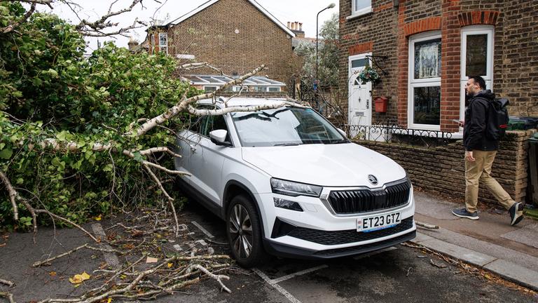 Sturm "Bert" bringt starke Winde, heftigen Regen und Schnee über das Vereinigte Königreich
