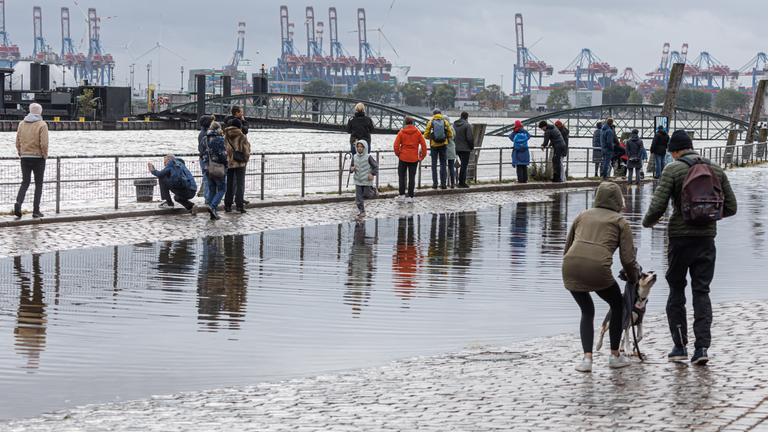 Der Fischmarkt in Hamburg ist teilweise überflutet.