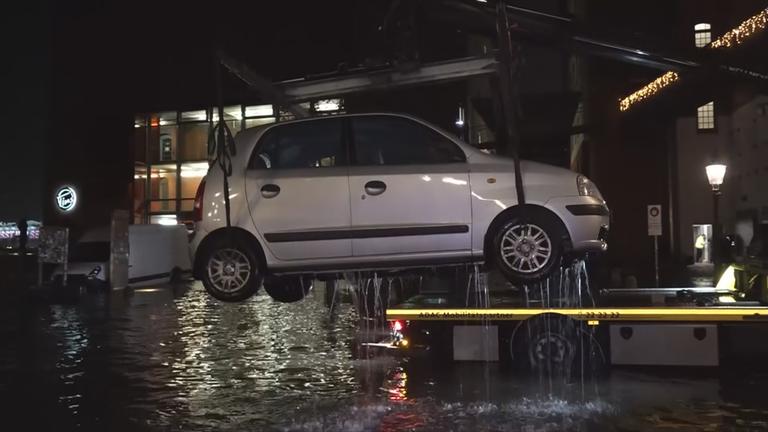 Auf dem Bild sieht man ein Auto das abgeschleppt wird.