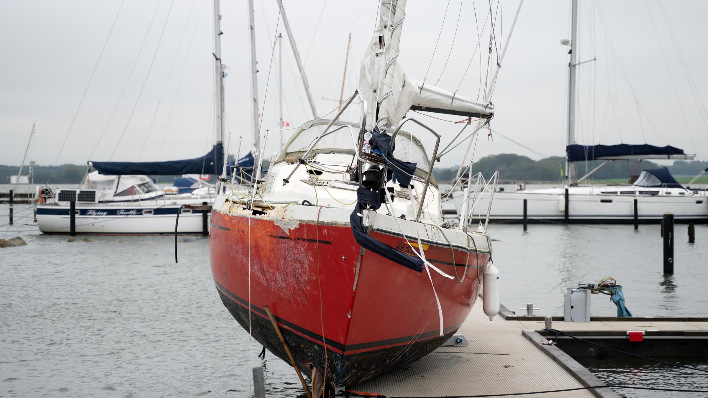  Ein beschädigtes Schiff liegt im Hafen nach der Sturmflut auf einem Steg in Maasholm.