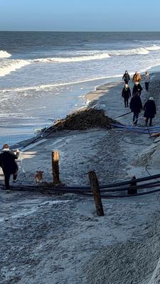 Spaziergänger laufen am Strandabschnitt "Weisse Düne".