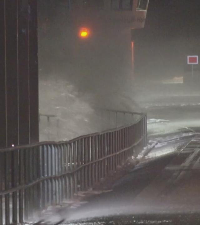 Wasser überflutet Straße