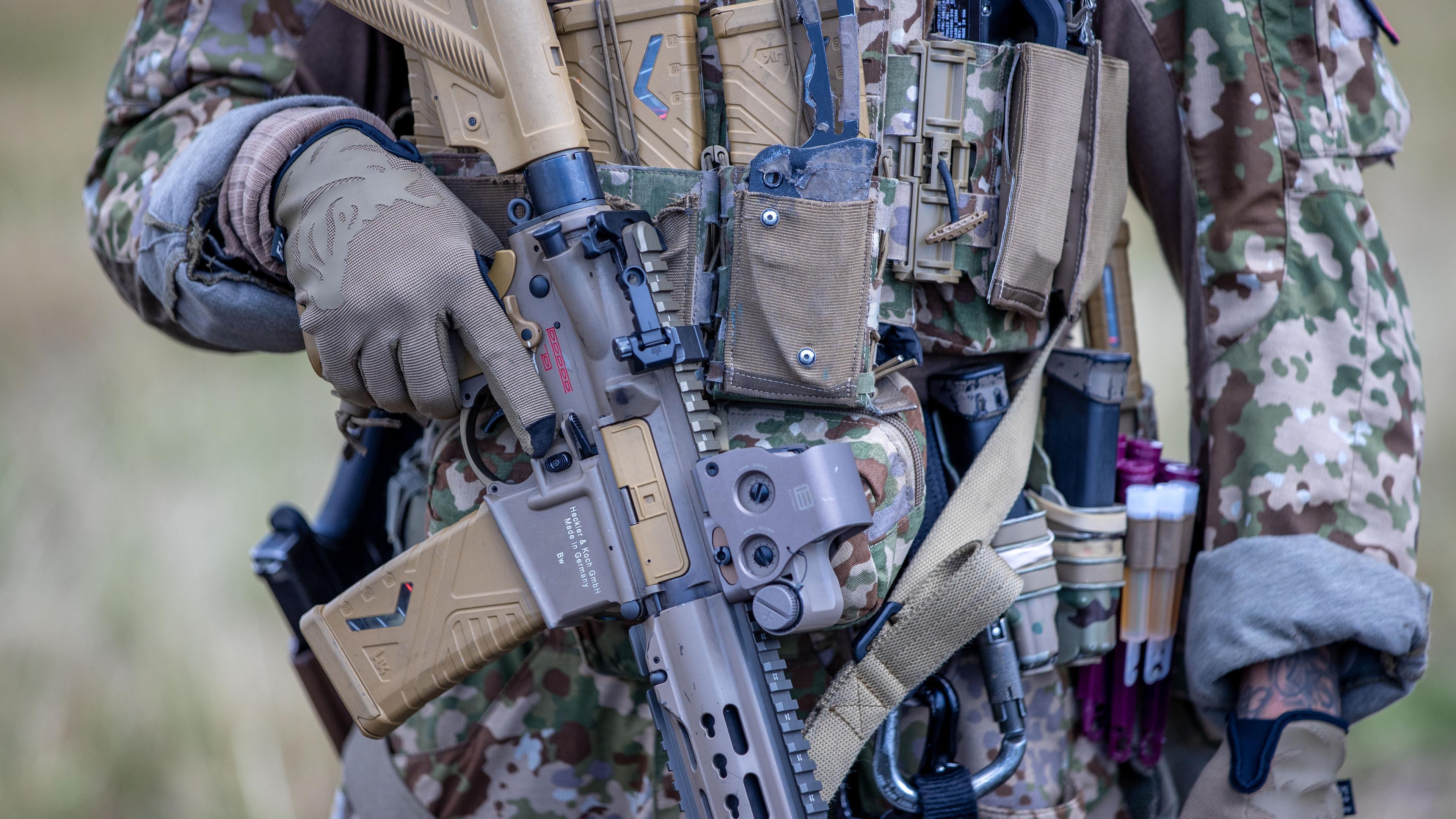 Soldaten des Kommando Spezialkräfte der Bundeswehr sichern mit dem neuen Sturmgewehr G95 der Firma Heckler & Koch bei einem Übungsszenario die Landebahn. 