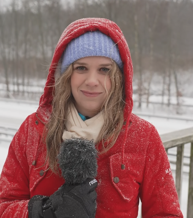 Svenja Bergerhoff auf einer Autobahnbrücke im Schnee