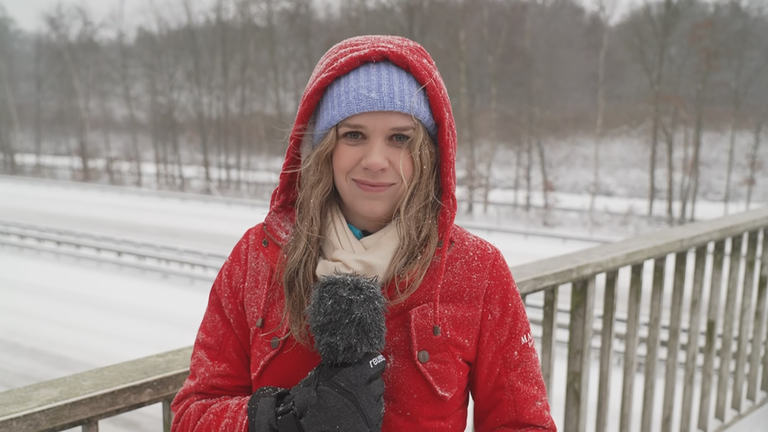 Svenja Bergerhoff auf einer Autobahnbrücke im Schnee