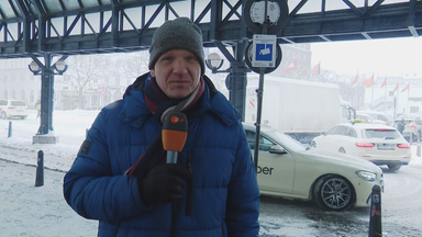 Sven Rieken am Hamburger Hauptbahnof im Schnee