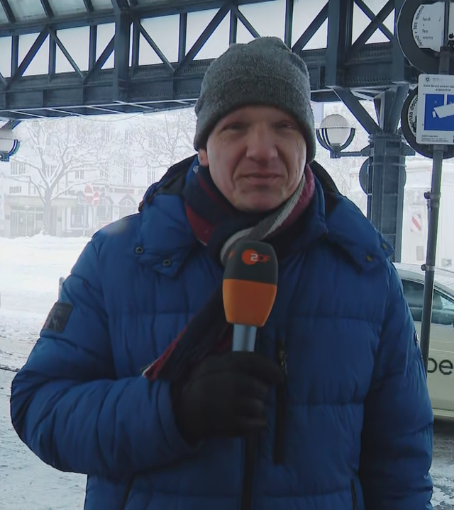 Sven Rieken am Hamburger Hauptbahnof im Schnee