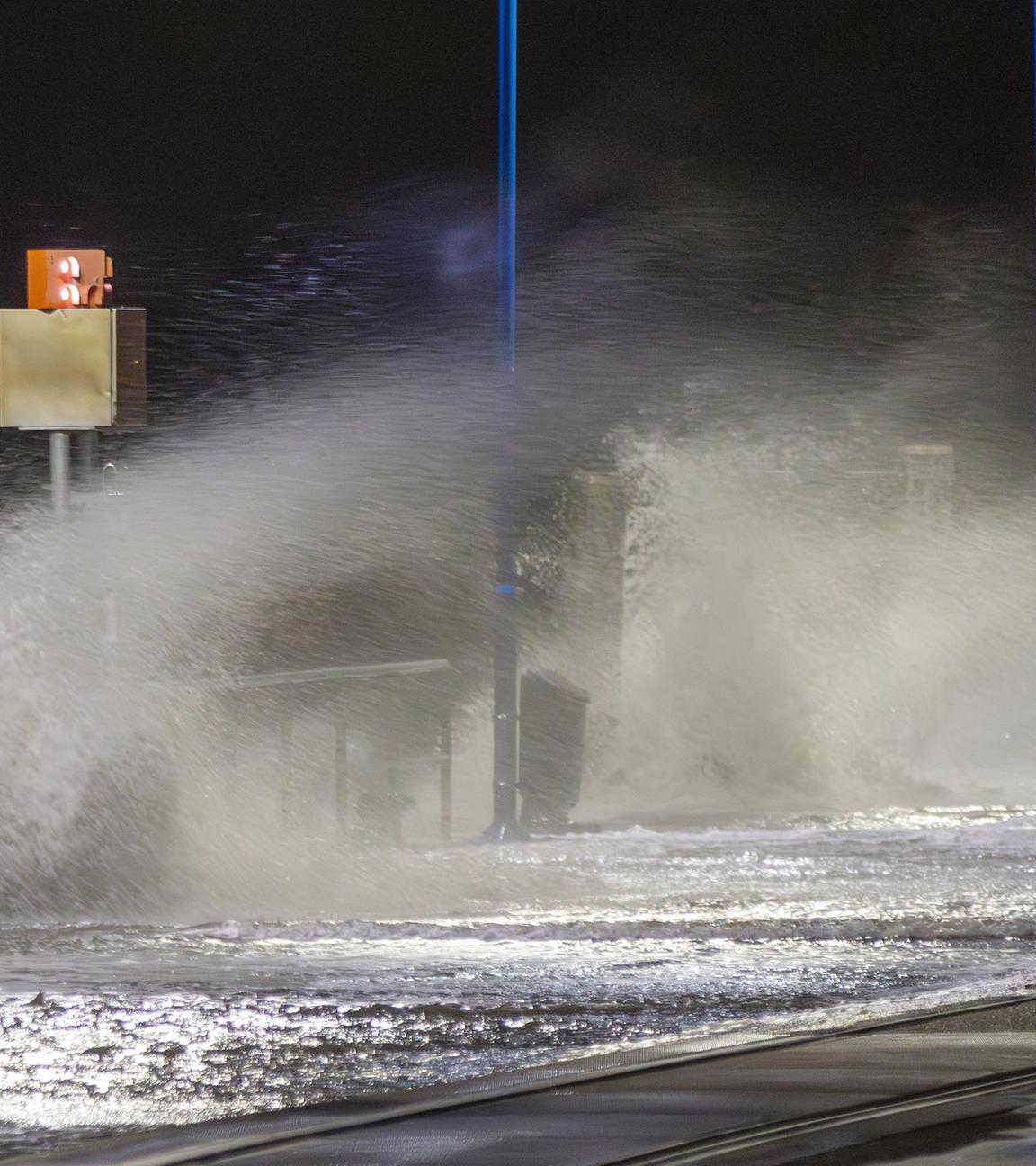 Das Wasser der Nordsee drückt bei Sturm auf den Fährhafen Dagebüll. 