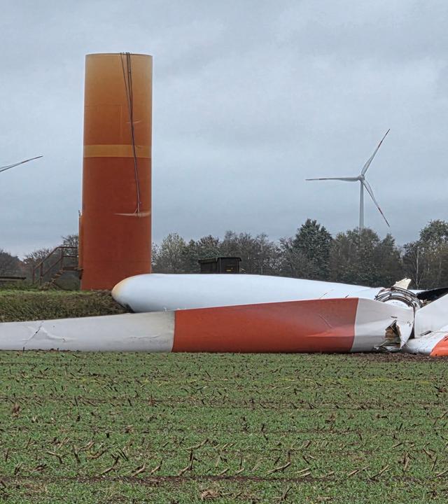 Nach dem Sturm liegt das abgebrochene Rotorblatt einer Windkraftanlage auf einem Feld. 