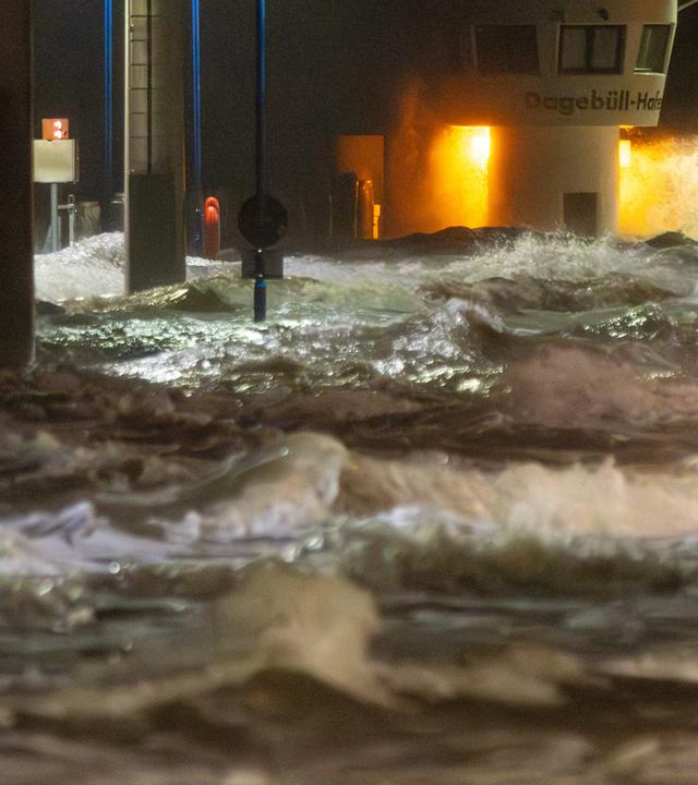 Das Wasser der Nordsee wird auf den Fähranleger in Dagebüll gedrückt.