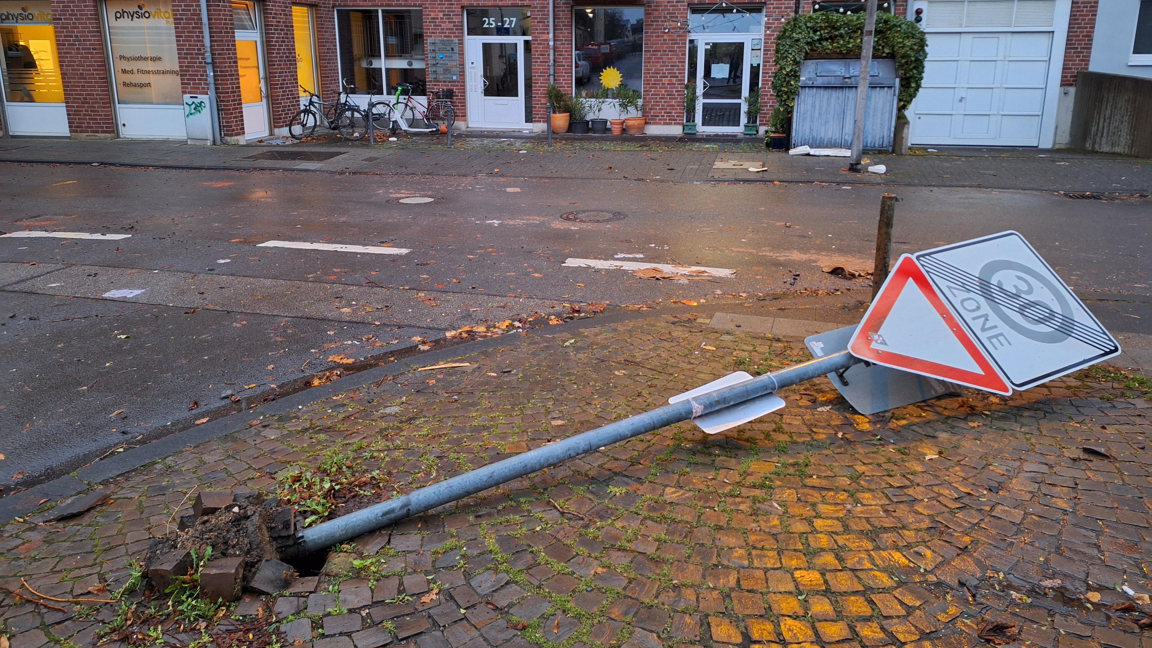 Nordrhein-Westfalen, Köln: Ein Verkehrsschild in Köln-Poll ist umgeknickt.