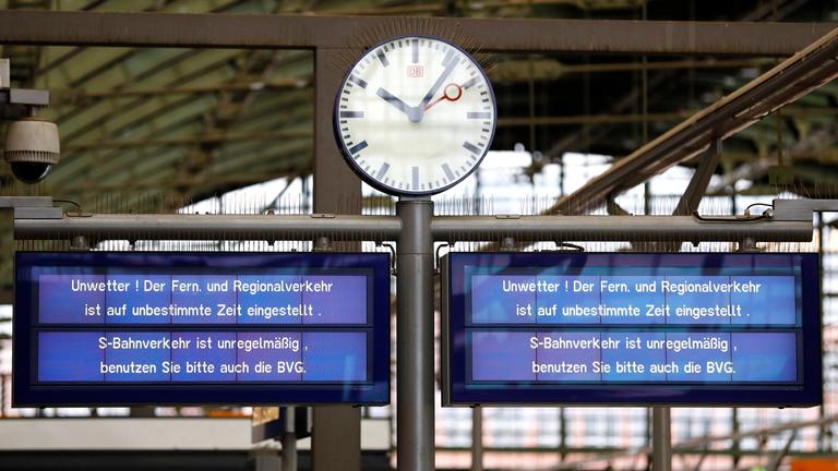 Anzeigetafeln der Deutschen Bahn. Der Zugverkehr wurde wegen des Sturmtiefs "Herwart" eingestellt.
